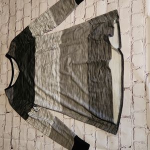 Small LuLaRoe elezabethblong sleeved top in black and gray, excellent condition